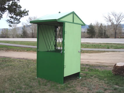 picture with the side view of one of the 2 horse automatic hay feeders
