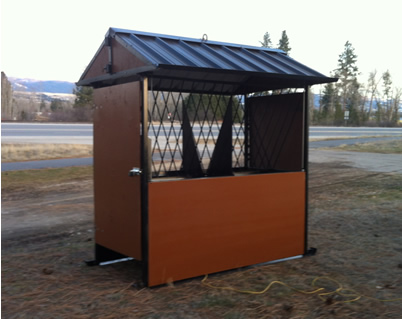 photo showing the side view of 4 horse feeder